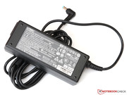 Den Energiebedarf des Notebooks deckt das mitgelieferte Netzteil...