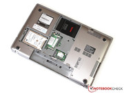 Nach dem Entfernen einer Schraube kann die Wartungsklappe geöffnet werden.