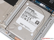 Der 2,5-Zoll-Schacht beherbergt eine Toshiba-HDD mit Flashspeicher-Cache.