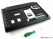 Fertig. An mehr als die 2.5-Zoll Festplatte kommt der Aufrüst-Freund aber nicht heran.