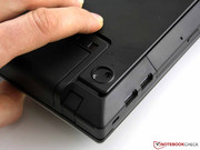 Darunter befinden sich Schrauben. Nach dem Lösen wird die Platte nach vorn geschoben.