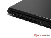 Großer Lüftungsschlitz an der linken Seite