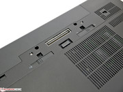 Unter dem Dockingport befinden sich zwei Schieber, die Akku und Abdeckung arretieren.