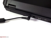 Der Netzanschluss befindet sich am Heck, das Kabel ist abgewinkelt.