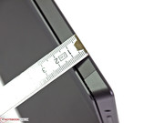 Mit 14 mm Dicke und einem Gewicht von über 900 g gehört das Surface Pro 2 zu den Schwergewichten im Tablet-Bereich.