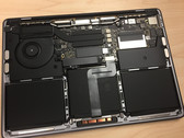 Apple: 13" Macbook Pro ohne Touchbar fördert im Teardown eine Überraschung zutage (Quelle: blog.macsales.com)