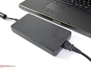 Das Netzteil verfügt über eine Nennleistung von 240 Watt.