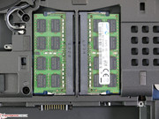 Zwei RAM-Steckplätze am Unterboden sind bereits belegt, zwei weitere befinden sich bei den Quad-Core-Versionen unter der Tastatur.