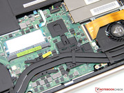 welche über Heatpipes von CPU und GPU abgeführt wird.