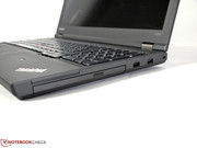 Das optische Laufwerk arbeitet vergleichsweise leise, ist aber auch nicht optimal ins Gehäuse eingepasst.