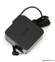 Ein wenig erinnert das mitgelieferte Netzteil an die Geräte von Apple.