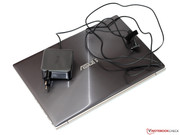 Danach springt das 65 Watt starke Netzteil ein.