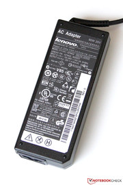 Ein 90-Watt-Netzteil deckt den Energiebedarf.