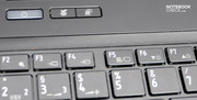 Nur drei Tasten, darunter die Power-Taste links, befinden sich über der Tastatur.