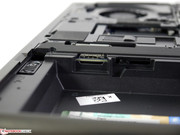 Die SIM-Karte wird wie gehabt im Akkuschacht eingeschoben.