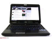 Die farbige Tastaturbeleuchtung, Hochglanzoptik und Zierstreifen passen nicht so ganz zu einer Workstation.