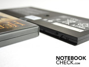 Der Akku ist flacher als eine DVD-Hülle.