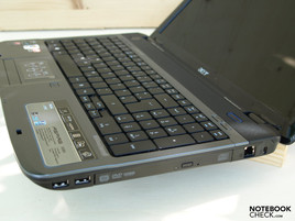 Acer Aspire 5536G Rechte Seite: 2x USB-2.0, optisches Laufwerk, Modem (RJ-11), Acer Kensington Lock
