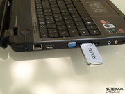 Eines ist dabei gewiss: Breite USB Sticks sollte man bei diesem Gerät besser nicht im Einsatz haben.