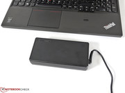 Das Netzteil wiegt 680 g und bietet mit...