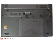 Am Unterboden befinden sich zwei verschraubte Wartungsklappen,...