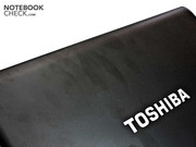 Toshiba nutzt eine Oberflächenstruktur die Fingerabdrücke vermeiden soll - dies gelingt nicht komplett.