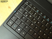 ... die Kontroll-LED für die Feststelltaste befinden sich in der Nähe dieser am Rand der Tastatur