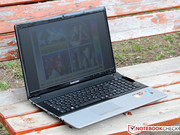 Dank matter Oberfläche genügt eine Helligkeit von gut 200 cd/m², um das Display im Freien noch ablesen zu können.