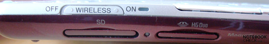 Vorderseite: Schalter für WLAN, SD Card Reader, Memory Stick Duo