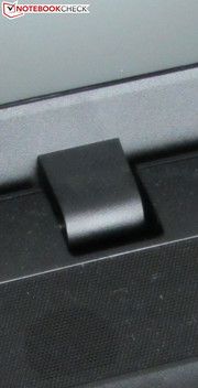 Die Scharniere halten den Deckel fest in Position.