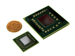 IFA 2010: Hinter verschlossenen Türen stellte AMD seine APU vor (GPU+CPU in einem Chip). Der kleine Chip ist die APU für die kommende Generation vom AMD Vision Netbooks.