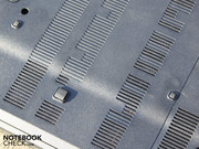 Die Bodenplatte hat mittig drei zusätzliche Standfüße.