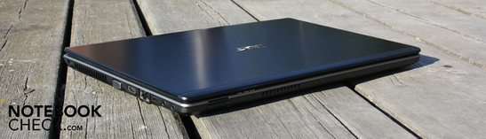 Acer Aspire 5625G-P924G50Mn: Das flache Gehäuse kann die Abwärme unter Last nur schwer abführen.