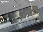 Unter dem Akku finden wir eine Vorbereitung für einen SimCard-Slot.