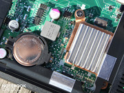 Die AMD-Southbridge SB750 muss passiv gekühlt werden. Nebenan die CMOS-Batterie.
