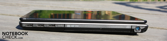 Rechte Seite: 3 x USB 2.0, DVD-Laufwerk, AC