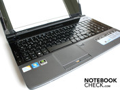 Die Tastatur nutzt die komplette Breite des Laptops.