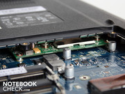 Die Grafikkarte sitzt auf einem MXM-Modul. Das lässt zumindest diese separate Platine neben dem Prozessor erwarten.