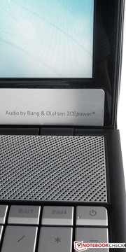 Zwei eingebaute Lautsprecher von Bang & Olufsen