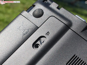 Zur Entriegelung des Akkus wird ein Hilfsmittel benötigt.