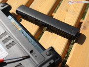 Zuerst den Akku entnehmen, eine einzige Schraube lösen