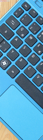 Acer Aspire One 756: Die Tastatur hat ein schwammiges Feedback, an das Click-Pad mit ausreichend Hub konnten wir uns jedoch gewöhnen.