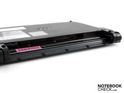 Der entnommene Akku hinterlässt übrigens