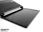 Die nicht entspiegelte Anzeige mit der unterdurchschnittlichen Luminanz eignet sich draußen nur an bewölkten Tagen.