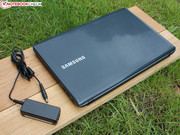 Das kleine 40-Watt-Netzteil hat im Größenvergleich fast niedliche Züge.