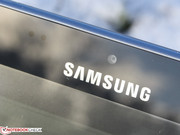 Samsung setzt einen Umgebungslichtsensor neben die Front-Cam. Der nervt durch ständiges Flackern der Helligkeit mehr als er nützt.