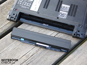 Die 6-Zellen wiegen allein schon 301 Gramm und halten das Subnotebook bis zu fünf Stunden am Leben.