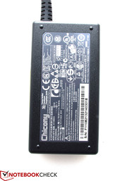 Das Netzteil ist mit 65 Watt mehr als ausreichend dimensioniert.