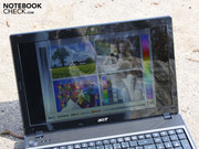 Je nach Blickwinkel und Einfall des Sonnenlichts ist Arbeiten möglich oder auch nicht.