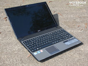 Handauflage (poliertes Aluminium), Touchpad und Tasten sind aber angenehm matt.